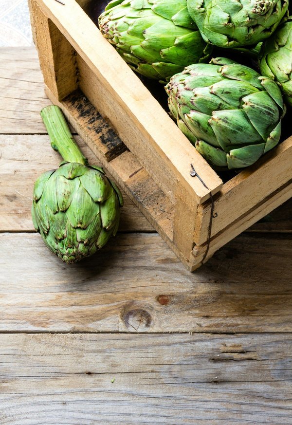 ¿Cuál es la forma ideal de preparar alcachofas al horno con un toque de limón y perejil?