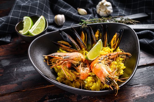¿Cómo se hace una auténtica paella valenciana con conejo y caracoles?